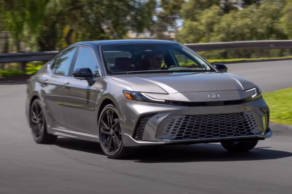 Оновлена Toyota Camry 2025 — що змінилося у седані?