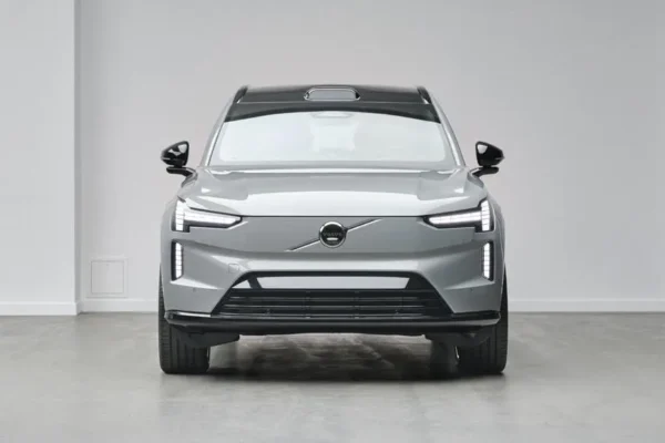 Volvo EX90: тест драйв у реальних умовах українських доріг