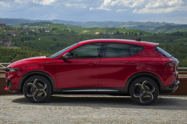 Оновлений Alfa Romeo Tonale: новий дизайн, покращений салон і сучасні гібриди