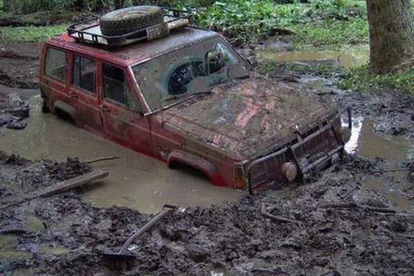 Що робити, якщо авто застрягло: поетапна інструкція для будь-яких умов