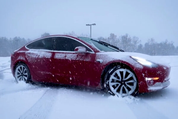 Tesla взимку: ефективність, запас ходу та безпека на дорогах Києва