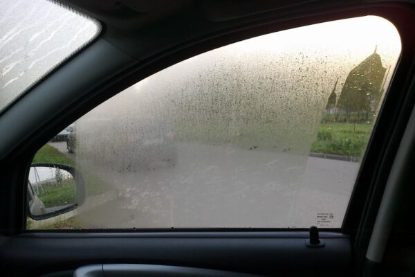 Чому запотівають вікна в авто і як це виправити: прості рішення для водія